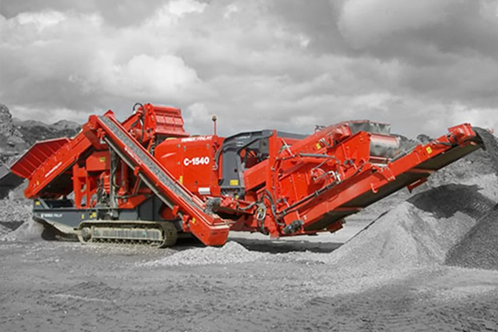 Machine dans une carrière avec un tas de gravier en hydrau mac d'Import & Distribution