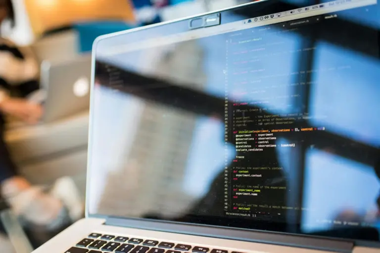 Ordinateur portable affichant un programme sur l'écran avec mit skills de nos métiers.